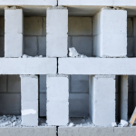découvrez si les murs en parpaing peuvent rester sans enduit. explorez les avantages et les inconvénients de laisser le parpaing à nu, ainsi que des conseils d'entretien et des alternatives esthétiques pour vos projets de construction.