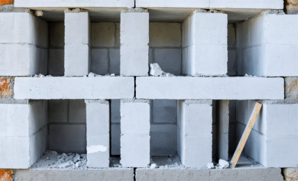 découvrez si les murs en parpaing peuvent rester sans enduit. explorez les avantages et les inconvénients de laisser le parpaing à nu, ainsi que des conseils d'entretien et des alternatives esthétiques pour vos projets de construction.