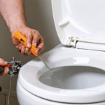découvrez pourquoi votre chasse d'eau continue de couler après le remplissage. apprenez à identifier les causes courantes et trouvez des solutions simples pour réparer votre toilette et économiser de l'eau.