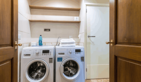 découvrez pourquoi votre machine à laver fait un bruit de marteau-piqueur, identifiez les causes possibles et apprenez quelles solutions adopter pour retrouver une utilisation silencieuse et efficace de votre appareil.