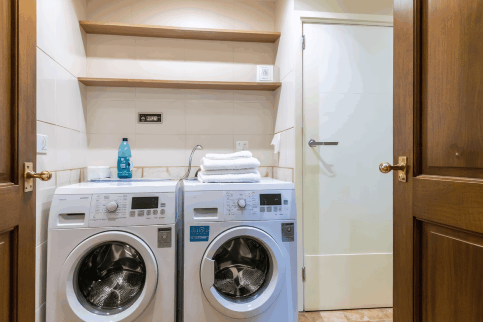 découvrez pourquoi votre machine à laver fait un bruit de marteau-piqueur, identifiez les causes possibles et apprenez quelles solutions adopter pour retrouver une utilisation silencieuse et efficace de votre appareil.