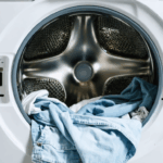 découvrez s'il est vraiment nécessaire de retourner vos vêtements avant de les laver en machine, ainsi que les avantages et conseils pour préserver leur qualité et leurs couleurs.