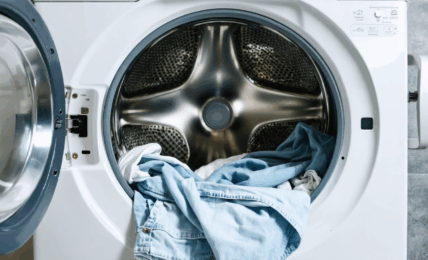 découvrez s'il est vraiment nécessaire de retourner vos vêtements avant de les laver en machine, ainsi que les avantages et conseils pour préserver leur qualité et leurs couleurs.