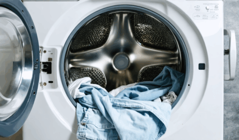 découvrez s'il est vraiment nécessaire de retourner vos vêtements avant de les laver en machine, ainsi que les avantages et conseils pour préserver leur qualité et leurs couleurs.