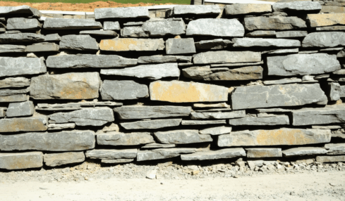 découvrez les étapes clés pour réaliser un jambage d'ouverture dans un mur en pierre : préparation, choix des matériaux, conseils pratiques et sécurité pour un résultat solide et esthétique.