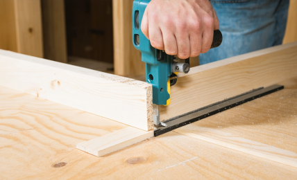 découvrez notre guide pratique et complet pour maîtriser la découpe des plinthes en angle. apprenez les techniques essentielles, les outils nécessaires et des conseils d'experts pour réaliser des finitions impeccables dans votre intérieur.