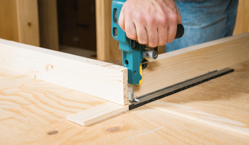 découvrez notre guide pratique et complet pour maîtriser la découpe des plinthes en angle. apprenez les techniques essentielles, les outils nécessaires et des conseils d'experts pour réaliser des finitions impeccables dans votre intérieur.