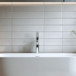 découvrez comment le carrelage adhésif peut transformer et sublimer votre salle de bain en toute simplicité. astuces, conseils et avantages pour une déco moderne et facile à réaliser !