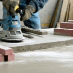 découvrez comment poncer manuellement le béton grâce à notre guide complet : techniques, outils indispensables, étapes détaillées et astuces pratiques pour réussir tous vos travaux de ponçage.