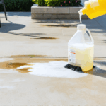 découvrez notre guide pratique pour nettoyer facilement votre terrasse en béton avec de la javel : conseils, étapes simples et astuces pour un extérieur impeccable.