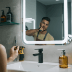 découvrez notre guide pratique pour remplacer facilement les leds d'un miroir de salle de bain. suivez nos conseils étape par étape pour un éclairage optimal et une salle de bain rénovée en un rien de temps !