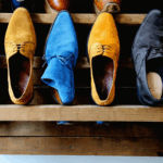 découvrez tous les conseils et astuces indispensables pour entretenir et nettoyer efficacement vos chaussures en daim. prolongez la durée de vie de vos souliers et gardez-les comme neufs grâce à notre guide complet !