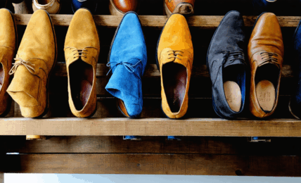 découvrez tous les conseils et astuces indispensables pour entretenir et nettoyer efficacement vos chaussures en daim. prolongez la durée de vie de vos souliers et gardez-les comme neufs grâce à notre guide complet !