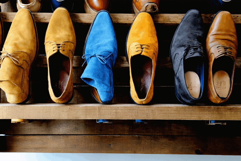 découvrez tous les conseils et astuces indispensables pour entretenir et nettoyer efficacement vos chaussures en daim. prolongez la durée de vie de vos souliers et gardez-les comme neufs grâce à notre guide complet !