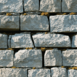 découvrez les méthodes efficaces pour renforcer un mur en pierre incliné. conseils pratiques, matériaux adaptés et étapes clés pour sécuriser votre structure et préserver sa durabilité.
