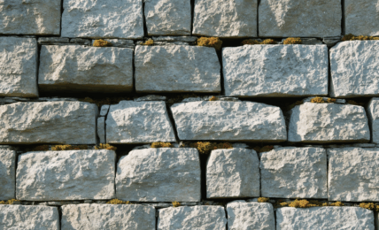 découvrez les méthodes efficaces pour renforcer un mur en pierre incliné. conseils pratiques, matériaux adaptés et étapes clés pour sécuriser votre structure et préserver sa durabilité.