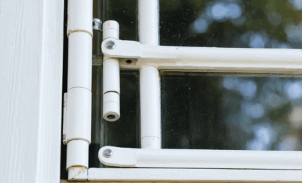 découvrez comment réparer vous-même une charnière de fenêtre en pvc abîmée grâce à nos conseils pratiques étape par étape. optimisez la durée de vie de vos fenêtres avec cette solution diy facile.