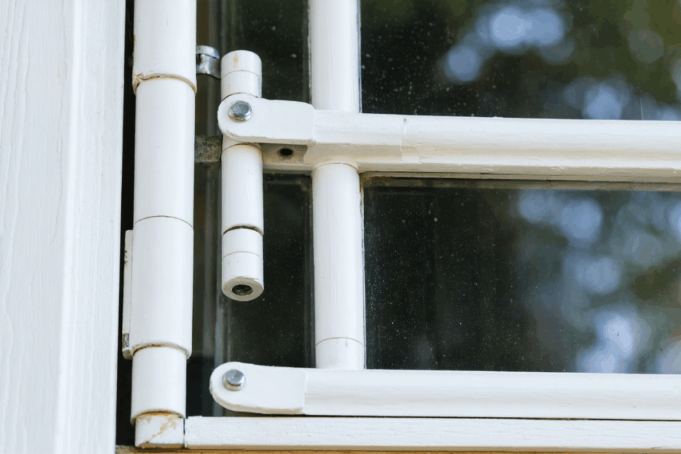 découvrez comment réparer vous-même une charnière de fenêtre en pvc abîmée grâce à nos conseils pratiques étape par étape. optimisez la durée de vie de vos fenêtres avec cette solution diy facile.