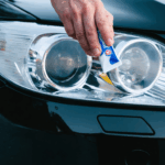 découvrez des astuces de grand-mère simples et efficaces pour nettoyer et faire briller vos phares de voiture facilement, sans produits chimiques coûteux !