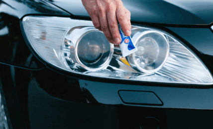 découvrez des astuces de grand-mère simples et efficaces pour nettoyer et faire briller vos phares de voiture facilement, sans produits chimiques coûteux !