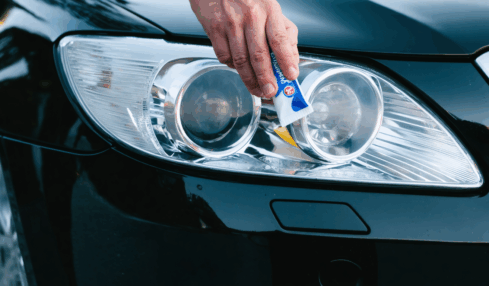 découvrez des astuces de grand-mère simples et efficaces pour nettoyer et faire briller vos phares de voiture facilement, sans produits chimiques coûteux !