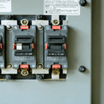 découvrez les étapes à suivre si votre disjoncteur fonctionne mais que l'électricité est absente. nos conseils pratiques pour diagnostiquer l'origine de la panne et agir efficacement, en toute sécurité.