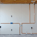 découvrez quelle étape privilégier lors de vos travaux : installer l'électricité avant ou après l'isolation pour une rénovation efficace. nos conseils pour optimiser votre chantier !