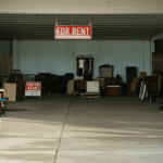 découvrez l'histoire captivante de la maison éthier, un exemple emblématique de patrimoine renaissant grâce à une rénovation audacieuse, symbole de la résilience dans le secteur de la rénovation.