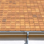 découvrez la distance idéale entre les tuiles et la gouttière pour assurer une toiture parfaite, optimale pour la protection et l'évacuation des eaux de pluie.
