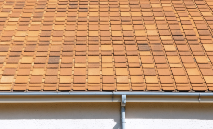 découvrez la distance idéale entre les tuiles et la gouttière pour assurer une toiture parfaite, optimale pour la protection et l'évacuation des eaux de pluie.