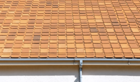 découvrez la distance idéale entre les tuiles et la gouttière pour assurer une toiture parfaite, optimale pour la protection et l'évacuation des eaux de pluie.