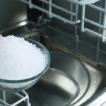 découvrez pourquoi utiliser du sel pour lave-vaisselle améliore l'efficacité de votre appareil, comment bien le doser pour éviter les problèmes, et les erreurs courantes à éviter pour prolonger la durée de vie de votre lave-vaisselle.