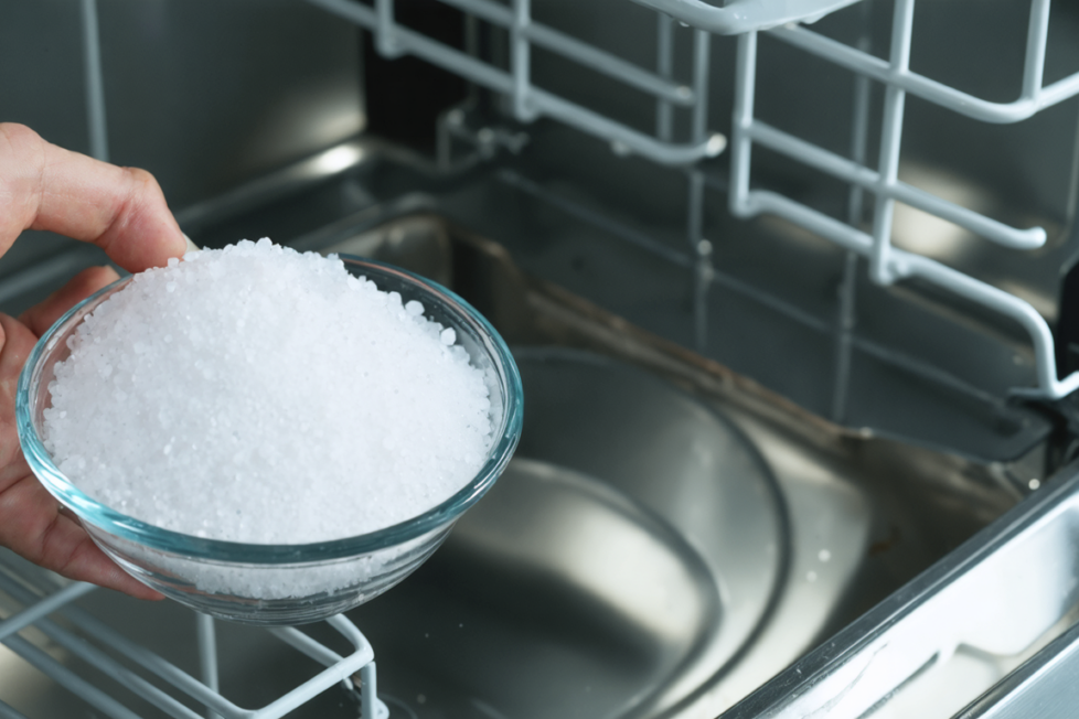 découvrez pourquoi utiliser du sel pour lave-vaisselle améliore l'efficacité de votre appareil, comment bien le doser pour éviter les problèmes, et les erreurs courantes à éviter pour prolonger la durée de vie de votre lave-vaisselle.