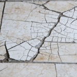 découvrez les causes du carrelage fissuré après 10 ans, ainsi que des remèdes efficaces et des astuces pratiques pour prévenir les dégâts et prolonger la durée de vie de votre revêtement.