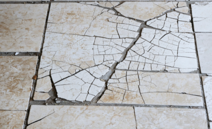 découvrez les causes du carrelage fissuré après 10 ans, ainsi que des remèdes efficaces et des astuces pratiques pour prévenir les dégâts et prolonger la durée de vie de votre revêtement.