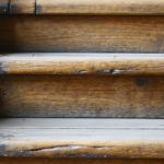 découvrez comment éliminer le grincement de votre escalier grâce aux astuces wd-40 et à des méthodes efficaces pour une réparation durable et simple.