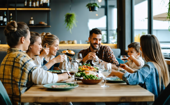 découvrez la table des amis, le lieu idéal pour partager des moments conviviaux et délicieux entre amis. une ambiance chaleureuse et des saveurs authentiques vous y attendent.