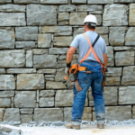 découvrez des méthodes et astuces efficaces pour renforcer durablement un mur en pierre incliné, garantissant stabilité et longévité à votre construction.