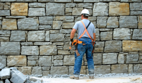 découvrez des méthodes et astuces efficaces pour renforcer durablement un mur en pierre incliné, garantissant stabilité et longévité à votre construction.